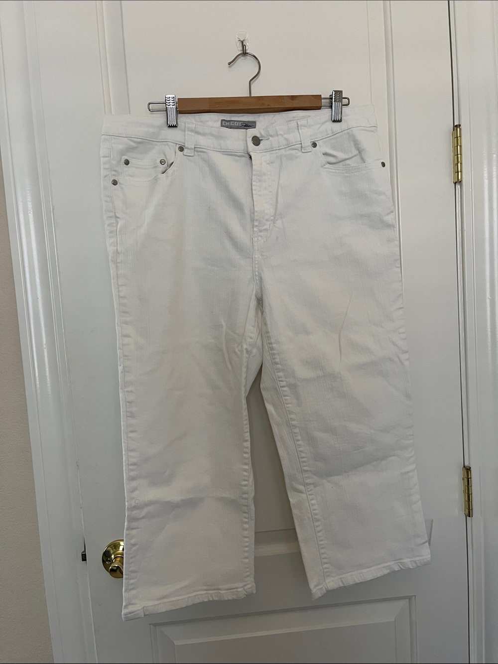 Chico’s Platinum size 3 14 White Straight-Leg  ankle Jeans with pocket details